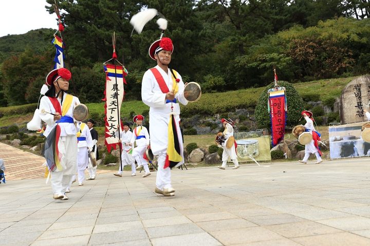 [거제=뉴시스] 신정철 기자= 거제문화원(원장 윤일광)은 제21회 거제문화상 수상 대상자로 박기수 거제영등오광대 대표(사진)를 선정했다고 22일 밝혔다.사진은 거제영등오광대 공연 모습.(사진=거제시 제공).2024.10.22. photo@newsis.com *재판매 및 DB 금지