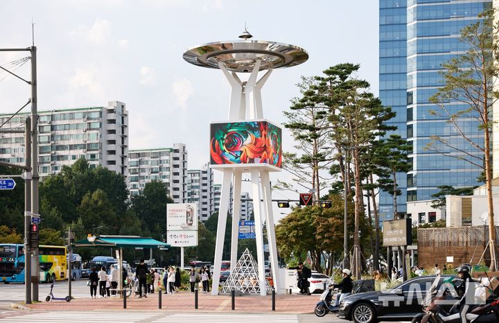 [서울=뉴시스]서울 송파구는 잠실역과 거여역 사거리에 있는 노후화된 문자 전광판 조형물을 미디어아트 작품으로 새단장한다고 22일 밝혔다. (사진=송파구 제공). 2024.10.22. photo@newsis.com 