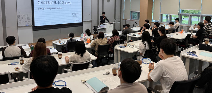 한전KDN 조선대학교 전기 전공 재학생 대상 '하반기 전력 계통 특화 산학협력 교육' 실시. (사진=한전KDN 제공) photo@newsis.com *재판매 및 DB 금지