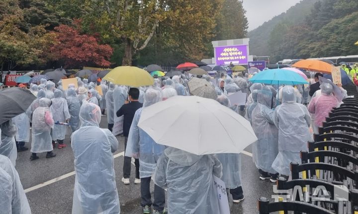 [동두천=뉴시스] 철거를 주장하는 '성병관리소 철거 추진 시민공동대책위원회'가 22일 오후 3시 동두천 소요산 주차장에서 성병관리소 철거 촉구 집회를 개최하고 있다.(사진=독자 제공).photo@newsis.com