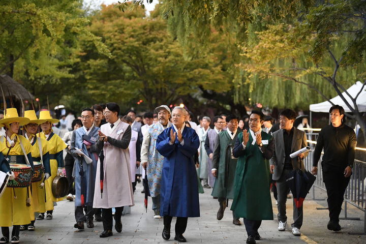 [남원=뉴시스] 지난 18일~20일 남원에서 펼쳐진 문화체육관광부 '2024 문화의 달' 행사, 최경식 남원시장(앞 왼쪽)과 유인촌 문화체육관광부 장관(앞 가운데)이 광한루원 행사장을 돌아보고 있다. *재판매 및 DB 금지