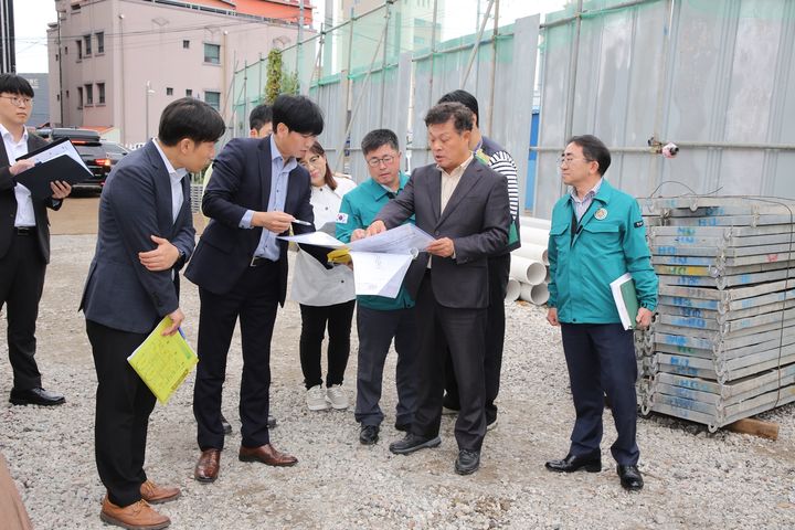 [정읍=뉴시스] 21일 주요사업장 현장방문에 나선 이학수 정읍시장(오른쪽 두번째)이 도시재생어울림센터 조성사업 현장을 찾아 의견을 내고 있다. *재판매 및 DB 금지