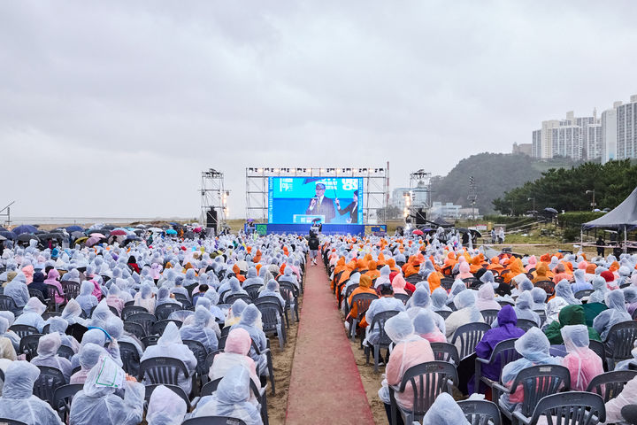 [부산=뉴시스] 부산 사하구 다대포 선셋 영화축제 모습. (사진=사하구청 제공) *재판매 및 DB 금지