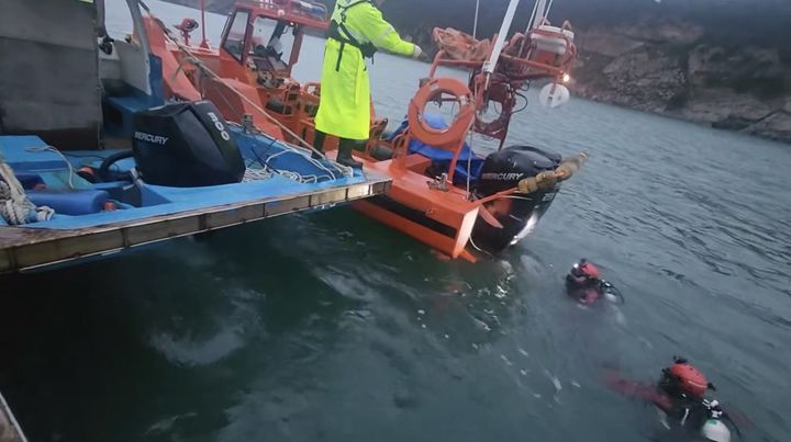 [군산=뉴시스] 22일 전북 군산시 횡경도 인근 해상에서 60대 선장이 실종돼 군산해경이 수색을 위해 잠수하고 있다. (사진=군산해경 제공) 2024.10.22. photo@newsis..com *재판매 및 DB 금지