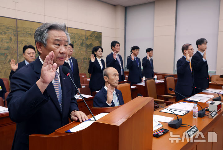 [서울=뉴시스] 고승민 기자 = 이기흥 대한체육회장과 피감기관 관계자들이 22일 서울 여의도 국회에서 열린 문화체육관광위원회의 대한체육회 등 국정감사에서 선서를 하고 있다. 2024.10.22. kkssmm99@newsis.com