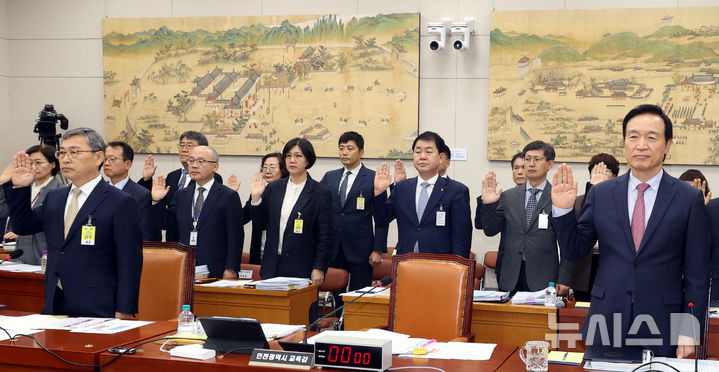 [서울=뉴시스] 조성봉 기자 = 정근식(왼쪽) 서울시교육감과 임태희 경기도 교육감이 22일 오전 서울 여의도 국회 교육위원회에서 열린 서울시교육청, 경기도교육청 등에 대한 국정감사에서 증인선서를 하고 있다. 2024.10.22. suncho21@newsis.com