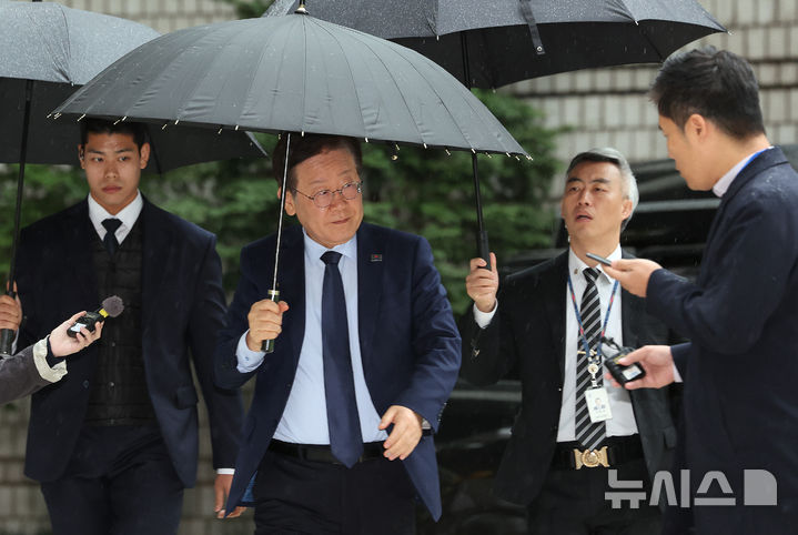 [서울=뉴시스] 이영환 기자 = 대장동 배임 및 성남FC 뇌물 의혹으로 재판을 받고 있는 이재명 더불어민주당 대표가 22일 오전 서울 서초구 서울중앙지방법원에서 열린 51차 공판에 출석하고 있다. 2024.10.22. 20hwan@newsis.com