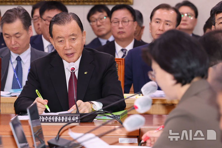 [서울=뉴시스] 권창회 기자 = 홍문표 한국농수산식품유통공사 사장이 22일 오전 서울 여의도 국회에서 열린 농림축산식품해양수산위원회의 한국마사회, 한국농수산식품유통공사, 한국농어촌공사 등에 대한 국정감사에서 의원질의에 답하고 있다. 2024.10.22. kch0523@newsis.com