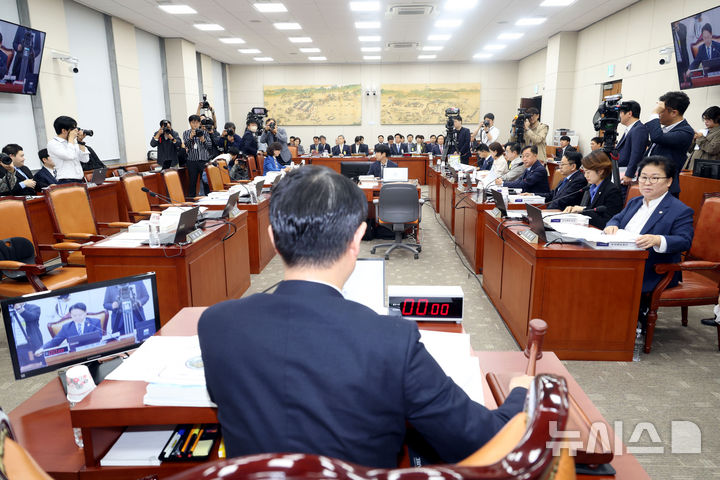 [서울=뉴시스] 조성봉 기자 = 김영호 국회 교육위원장이 22일 오전 서울 여의도 국회에서 열린 교육위원회 전체회의에서 증인 불출석한 설민신 한경국립대 교수 고발을 의결하고 있다. 이날 전체회의에 국민의힘 의원들은 불참했다. 2024.10.22. suncho21@newsis.com