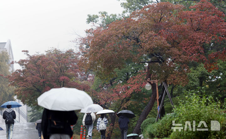 [서울=뉴시스] 홍효식 기자 = 가을비가 내리는 지난 22일 서울 서대문구 연세대학교에서 학생들이 우산을 쓰고 발걸음을 재촉하고 있다. 해당 사진은 기사 내용과 무관합니다. 2024.10.23. yesphoto@newsis.com