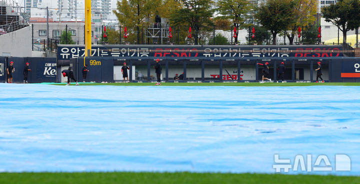 [광주=뉴시스] 전신 기자 = 전날 우천으로 서스펜디드 경기가 선언된 2024 KBO 포스트시즌 한국시리즈 1차전 재개를 앞둔 22일 광주 북구 광주-기아챔피언스필드에서 KIA 선수들이 몸을 풀고 있다. photo1006@newsis.com