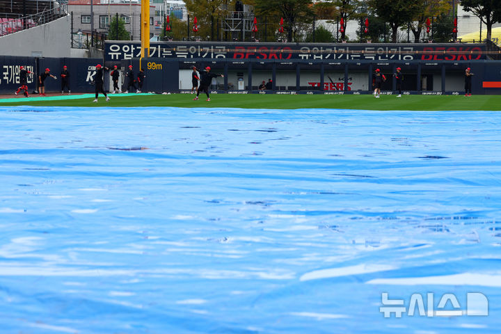 [광주=뉴시스] 전신 기자 = 전날 우천으로 서스펜디드 경기가 선언된 2024 KBO 포스트시즌 한국시리즈 1차전 재개를 앞둔 22일 광주 북구 광주-기아챔피언스필드에서 KIA 선수들이 몸을 풀고 있다. photo1006@newsis.com