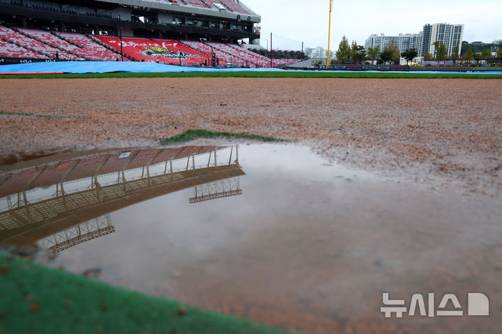 [광주=뉴시스] 전신 기자 = 전날 우천으로 서스펜디드 경기가 선언된 2024 KBO 포스트시즌 한국시리즈 1차전 재개를 앞둔 22일 광주 북구 광주-기아챔피언스필드에 빗물이 고여 있다. photo1006@newsis.com