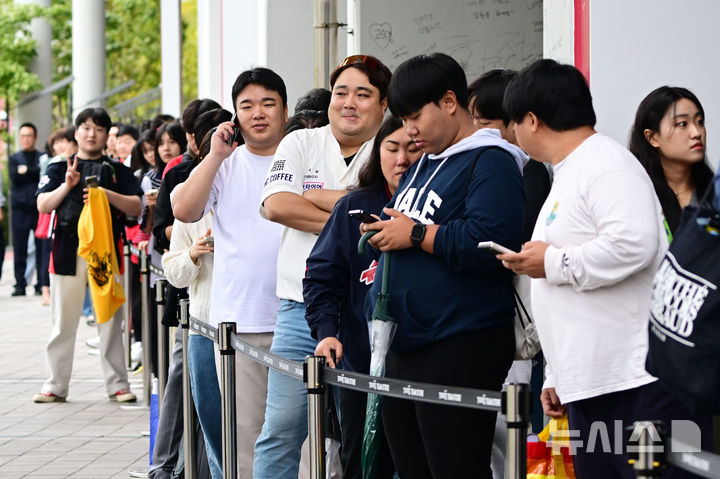 [광주=뉴시스] 이영주 기자 = 2024 KBO 포스트시즌 한국시리즈 KIA 타이거즈와 삼성 라이온즈의 1차전 서스펜디드 경기와 2차전이 우천 취소된 22일 오전 광주 북구 광주-기아챔피언스필드에서 시민들이 우천 취소 소식을 접하고 있다. 2024.10.22. leeyj2578@newsis.com