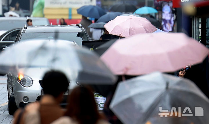 '출근길 우산 챙기세요' 충남권 쌀쌀한 아침에 가을비