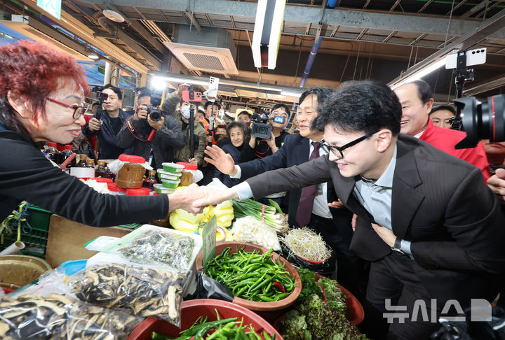 [인천=뉴시스] 전진환 기자 = 한동훈 국민의힘 대표가 10·16 보궐선거에서 당선된 박용철 강화군수와 22일 오후 인천 강화군 강화읍 풍물시장은 찾아 상인들에게 당선인사를 하고 있다. 2024.10.22. amin2@newsis.com