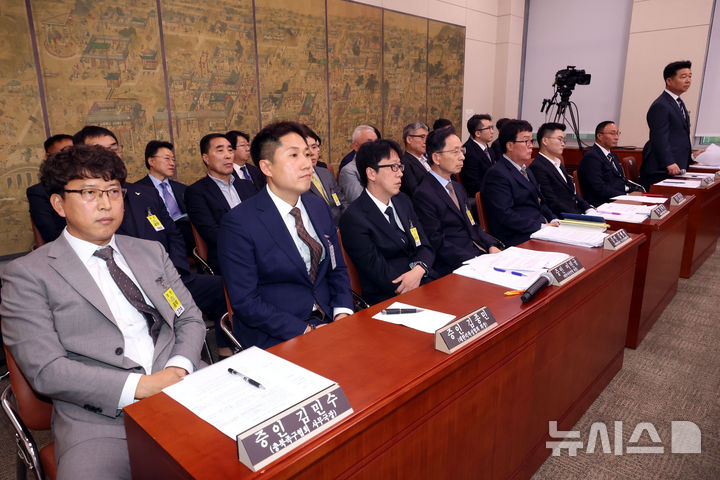 [서울=뉴시스] 조성봉 기자 = 홍기용 대한민국족구협회장이 22일 오후 서울 여의도 국회 문화체육관광위원회에서 열린 대한체육회, 서울올림픽기념국민체육진흥공단 등에 대한 국정감사에서 의원들의 질의에 답변하고 있다. 왼쪽부터 김민수 충북족구협회 사무국장, 김종민 대한킥복싱협회장, 이민규 대한사격연맹 차장, 김병철 대한체육회 스포츠공정위 위원장, 김택규 대한배드민턴 협회장, 민경국 스포츠 에이전시 대표, 장재근 진천선수촌 촌장, 홍 대한민국족구협회장.2024.10.22. suncho21@newsis.com