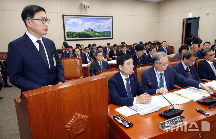 [서울=뉴시스] 조성봉 기자 = 윤태양 삼성전자 부사장이 22일 오후 서울 여의도 국회 환경노동위원회에서 열린 근로복지공단, 한국산업안전보건공단 등에 대한 국정감사에서 의원들의 질의에 답변하고 있다. 2024.10.22. suncho21@newsis.com