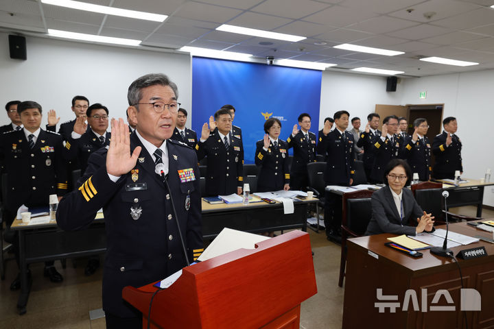 [광주=뉴시스] 변재훈 기자 = 박성주 광주경찰청장을 비롯한 청 지휘부가 22일 광주 광산구 광주경찰청 어등홀에서 열린 국회 행정안전위원회 국정감사에서 증인 선서를 하고 있다. 2024.10.22. wisdom21@newsis.com