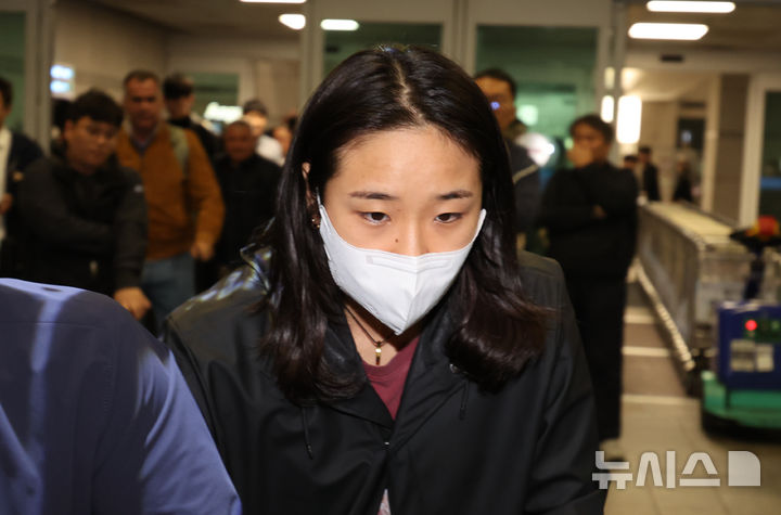 [인천공항=뉴시스] 김명년 기자 = 2024 파리올림픽 금메달리스트 안세영이 22일 오후 인천국제공항 제1여객터미널을 통해 귀국하고 있다. 안세영은 지난 15일부터 20일까지 덴마크에서 열린 세계배드민턴연맹(BWF) 월드투어 슈퍼 750 덴마크오픈 여자 단식에서 준우승을 차지해 세계 랭킹 1위를 탈환했다. 2024.10.22. kmn@newsis.com