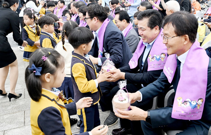 [광주=뉴시스] 영호남 문화 화합을 위한 '문화예술관광박람회' 광주 행사 개막. (사진=무등일보 제공). photo@newsis.com *재판매 및 DB 금지