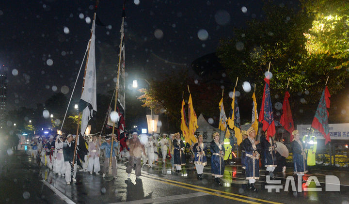 [전주=뉴시스] 김얼 기자 = 제22차 세계한인비즈니스대회 개막식이 열린 22일 전북 전주시 전북대학교에서 개막식을 축하하는 길놀이가 펼쳐지고 있다. 2024.10.22. pmkeul@newsis.com