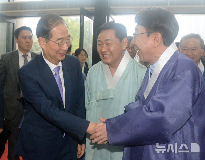 [전주=뉴시스] 김얼 기자 = 한덕수(왼쪽) 국무총리가 22일 전북 전주시 전북대학교에서 열린 제22차 세계한인비즈니스대회 개막식에 참석해 김관영(가운데) 전북특별자치도지사와 우범기 전주시장과 인사를 나누고 있다. 2024.10.22. pmkeul@newsis.com