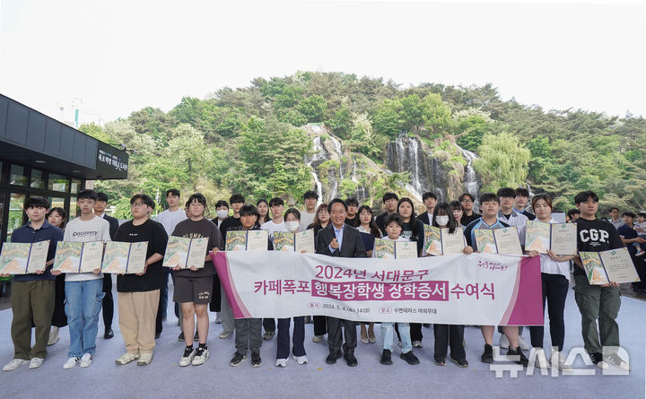 [서울=뉴시스]서울 서대문구는 고가 밑 낙후된 공간인 주차장과 창고를 정비해 폭포를 감상할 수 있는 카페로 재탄생시킨 지 1년 반만에 총 140만명의 방문객이 다녀갔다고 23일 밝혔다. (사진=서대문구 제공). 2024.10.23. photo@newsis.com 