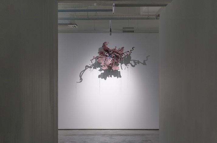 우한나 (Woo Hannah) Bleeding_Cocoa Fabric, thread, cotton, silicone, steel pipe, wire 120 x 127 x 75 cm 2024 *재판매 및 DB 금지