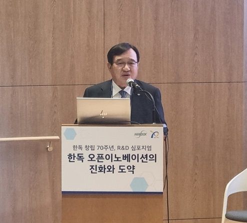 [서울=뉴시스] 한독 김영진 대표이사가 23일 서울 한독퓨처콤플레스에서 열린 한독 창립 70주년 R&D 심포지엄에서 발표했다. 2024.10.23. photo@newsis.com *재판매 및 DB 금지