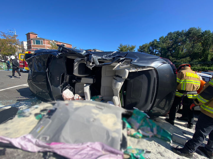 [울산=뉴시스] 구미현 기자 = 울산 중구 성안동 백양로의 한 도로에서 70대 남성이 몰던 SUV 차량이 인근 주차장으로 돌진, 차량 8대를 잇따라 들이받는 사고가 발생했다. 전도된 가해 차량 (울산경찰청 제공) *재판매 및 DB 금지