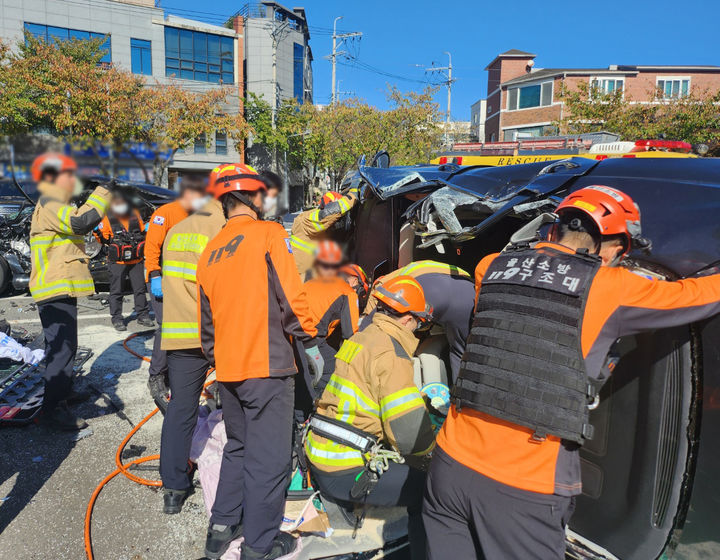 [울산=뉴시스] 울산 중구 성안동 백양로의 한 도로에서 70대 남성이 몰던 SUV 차량이 인근 주차장으로 돌진, 차량 8대를 잇따라 들이받는 사고가 발생했다. 출동한 소방대원이 운전자 남성을 구출하고 있다. (울산경찰청 제공) *재판매 및 DB 금지