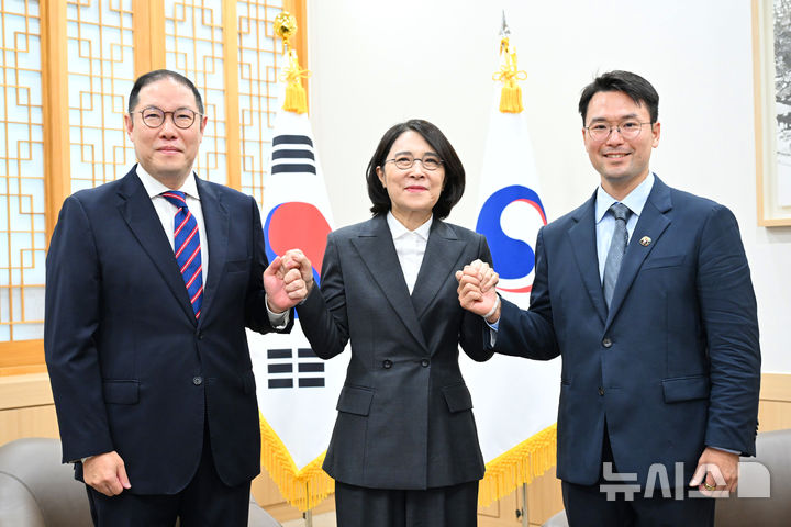 [서울=뉴시스] 강인선 외교부 2차관은 지난 22일 '아시아태평양경제협력체(APEC) 기업인 자문위원회'(ABAC) 위원들을 만나 정부의 내년도 APEC 의장국 수임 준비 현황을 공유하고 위원들의 적극적인 활동을 당부했다. (사진= 외교부 제공) 2024.10.23. photo@newsis.com