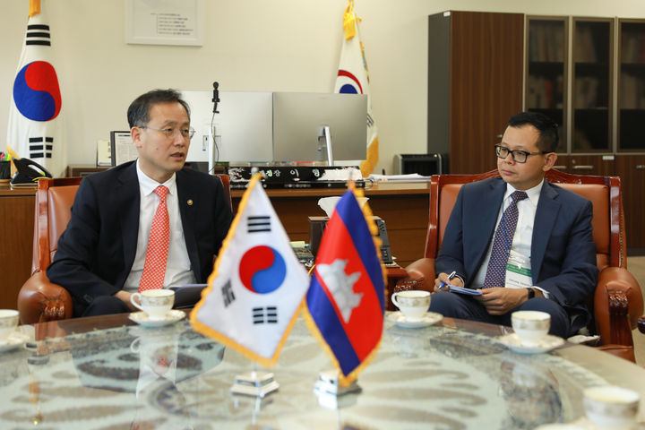 [대전=뉴시스] 이형일 통계청장이 23일 창 바나리스 캄보디아 차관과 대화하고 있다. (사진 = 통계청 제공). 2024.10.23. *재판매 및 DB 금지