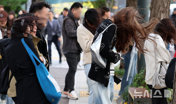 [서울=뉴시스] 이영환 기자 = 절기상 서리가 내린다는 상강(霜降)인 23일 오전 서울 중구 세종대로에서 시민들이 바람을 맞으며 버스를 기다리고 있다. 2024.10.23. 20hwan@newsis.com