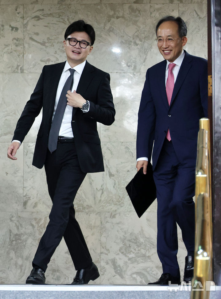 [서울=뉴시스] 조성우 기자 = 한동훈 국민의힘 대표와 추경호 원내대표가 23일 오전 서울 여의도 국회에서 열린 김장재료 수급 안정방안 민당정 협의회에 참석하고 있다. 2024.10.23. xconfind@newsis.com