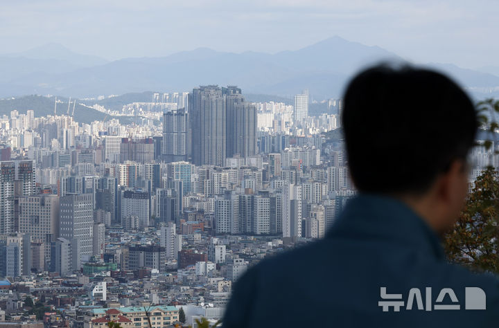 [서울=뉴시스] 김명년 기자 = 사진은 23일 오후 서울 남산에서 바라본 서울 시내. 2024.10.23. kmn@newsis.com