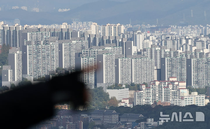 [서울=뉴시스] 김명년 기자 = 지난 23일 오후 서울 남산에서 바라본 서울 시내. 2024.10.23. kmn@newsis.com