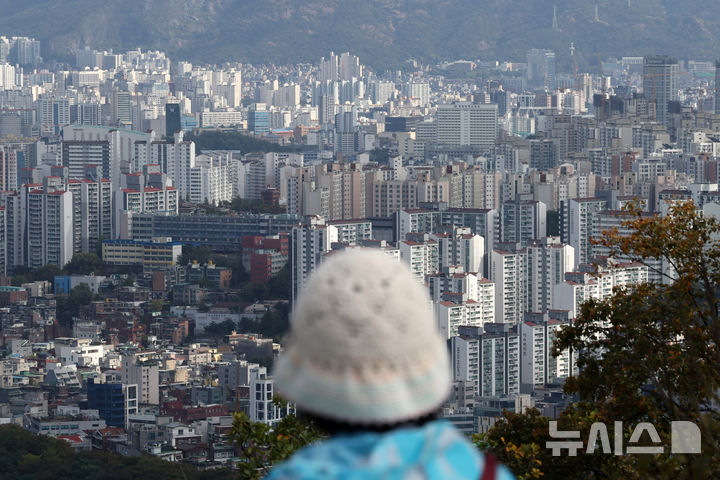 [서울=뉴시스] 김명년 기자 = 소비자들의 집값 상승 전망이 9개월 만에 하락했다. 정부의 가계대출 관리 강화에 따른 아파트 매매 거래 감소와 매매 가격 상승세 둔화 영향이다. 23일 한국은행이 발표한 '10월 소비자동향조사'에 따르면 주택가격전망CSI는 116으로 전달(119)보다 3포인트 떨어졌다. 하락 이후 9개월 만에 내림세다. 사진은 23일 오후 서울 남산에서 바라본 서울 시내. 2024.10.23. kmn@newsis.com