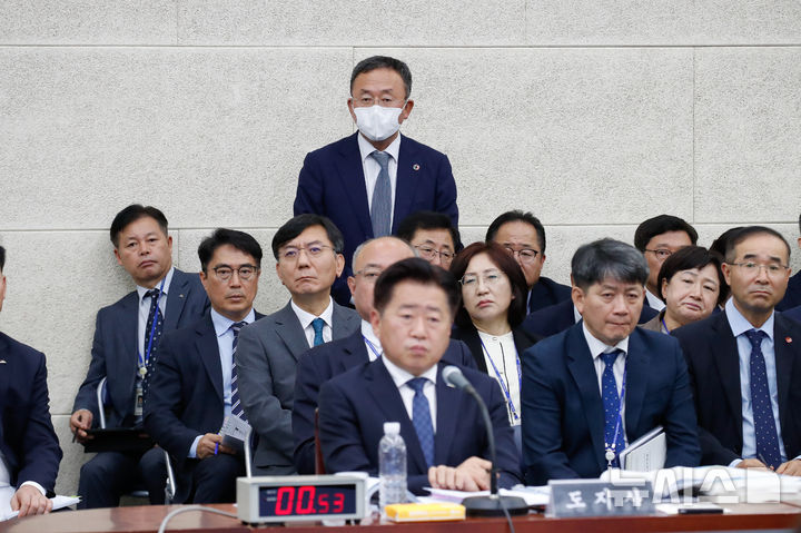 [제주=뉴시스] 우장호 기자 = 박기남 제주도자치경찰단 단장이 23일 오전 제주도청 탐라홀에서 열린 국회 행정안전위원회의 제주도 국정감사에서 이성권 국민의힘 의원의 문재인 전 대통령의 딸 문다혜씨 불법 숙박업 운영 의혹 관련 질의에 답변하고 있다. 2024.10.23. woo1223@newsis.com