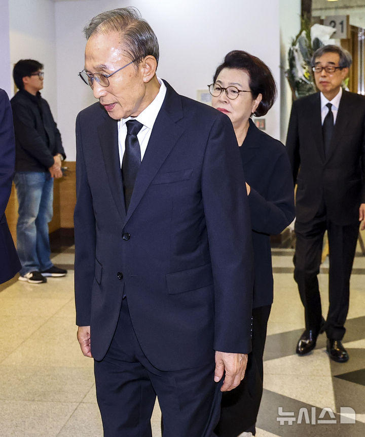 [서울=뉴시스] 황준선 기자 = 이명박 전 대통령과 부인 김윤옥 여사가 23일 서울 송파구 서울아산병원 장례식장에 이상득 전 국회부의장의 빈소를 조문하기 위해 이동하고 있다. 2024.10.23. hwang@newsis.com