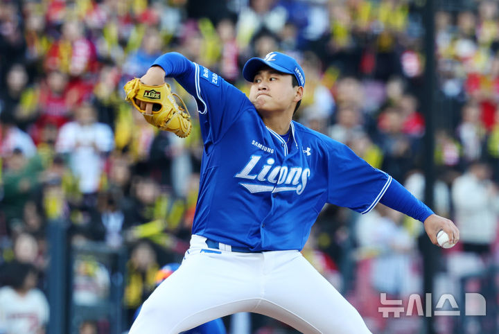 [광주=뉴시스] 전신 기자 = 23일 광주 북구 광주-기아챔피언스필드에서 재개된 2024 KBO 포스트시즌 한국시리즈 1차전 삼성 라이온즈와 KIA 타이거즈의 경기에서 6회말 삼성 이승현이 역투하고 있다. photo1006@newsis.com