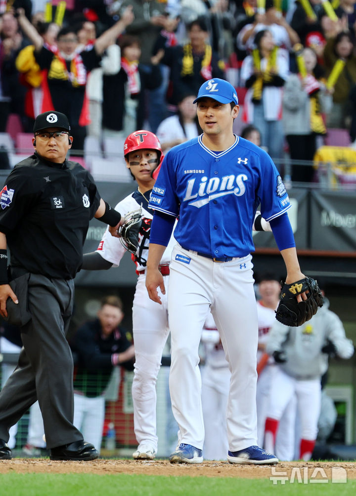 [광주=뉴시스] 전신 기자 = 23일 광주 북구 광주-기아챔피언스필드에서 재개된 2024 KBO 포스트시즌 한국시리즈 1차전 삼성 라이온즈와 KIA 타이거즈의 경기에서 7회말 2사 2, 3루 KIA 박찬호 타석 때 삼성 임창민이 폭투로 실점을 한 뒤 아쉬워하고 있다. photo1006@newsis.com