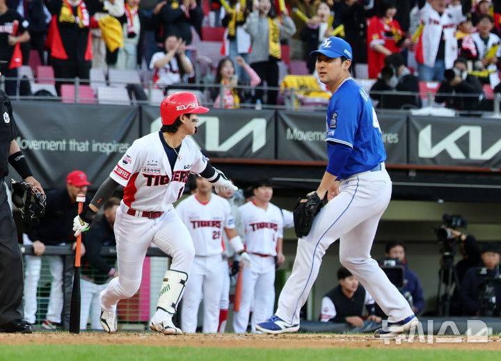 [광주=뉴시스] 전신 기자 = 23일 광주 북구 광주-기아챔피언스필드에서 재개된 2024 KBO 포스트시즌 한국시리즈 1차전 삼성 라이온즈와 KIA 타이거즈의 경기에서 7회말 2사 2, 3루 KIA 박찬호 타석 때 삼성 임창민이 폭투로 실점을 한 뒤 아쉬워하고 있다. photo1006@newsis.com