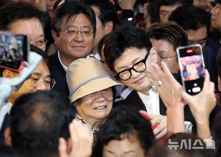 [부산=뉴시스] 하경민 기자 = 한동훈 국민의힘 대표가 23일 오후 부산 금정구 서동미로시장을 방문, 시민들과 기념사진을 찍고 있다. 2024.10.23. yulnetphoto@newsis.com