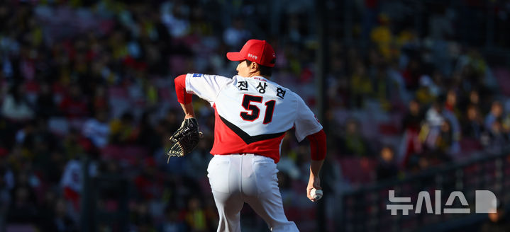 [광주=뉴시스] 전신 기자 = 23일 광주 북구 광주-기아챔피언스필드에서 재개된 2024 KBO 포스트시즌 한국시리즈 1차전 삼성 라이온즈와 KIA 타이거즈의 경기에서 6회초 무사 1, 2루 KIA 전상현이 역투하고 있다. photo1006@newsis.com