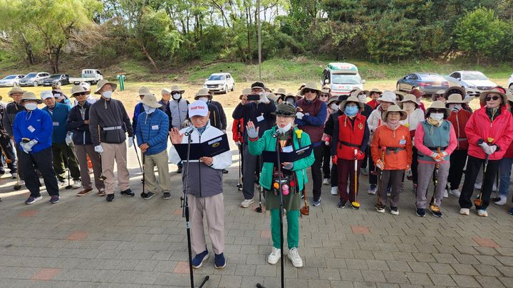 [서울=뉴시스] 정병혁 기자 = 23일 서울 강남구 강남탄천파크골프장에서 열린 제1회 강남시니어 파크골프대회 참가선수들이 선서를 하고 있다. 올해 개장한 탄천파크골프장은 서울시 내 최대 규모로, 이번 대회에는 65세 이상 구민 150여명이 선수로 참가해 실력을 겨뤘다.(사진=대한노인회 강남구지회 파크골프위원회 제공) 2024.10.23. photo@newsis.com *재판매 및 DB 금지