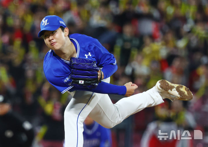 [광주=뉴시스] 전신 기자 = 23일 광주 북구 광주-기아챔피언스필드에서 열린 2024 KBO 포스트시즌 한국시리즈 2차전 삼성 라이온즈와 KIA 타이거즈의 경기에서 1회말 삼성 선발 황동재가 역투하고 있다. photo1006@newsis.com