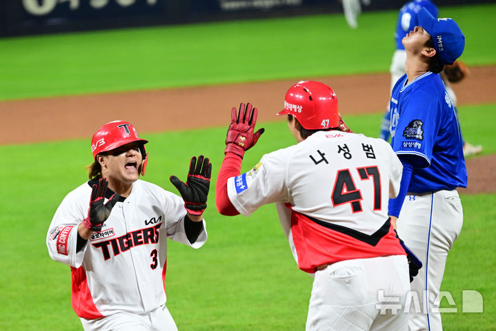 [광주=뉴시스] 이영주 기자 = 23일 광주 북구 광주-기아챔피언스필드에서 열린 2024 KBO 포스트시즌 한국시리즈 2차전 삼성 라이온즈와 KIA 타이거즈의 경기, 1회 말 1사 2·3루 주자 상황에서 KIA 이우성의 중견수 앞 1루타로 홈인한 나성범과 김선빈이 기뻐하고 있다. 기뻐하는 KIA 선수들 뒤로 삼성 선발 황동재가 낙담한 표정을 짓고 있다. leeyj2578@newsis.com