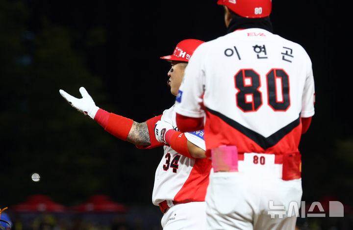 [광주=뉴시스] 전신 기자 = 23일 광주 북구 광주-기아챔피언스필드에서 열린 2024 KBO 포스트시즌 한국시리즈 2차전 삼성 라이온즈와 KIA 타이거즈의 경기에서 1회말 1사 3루 KIA 최형우가 1타점 적시타를 친 뒤 기뻐하고 있다. photo1006@newsis.com